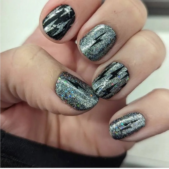 *Exclusive* Color Street: When Lightening Strikes | Silver Black Glitter Rock - Picture 7 of 13